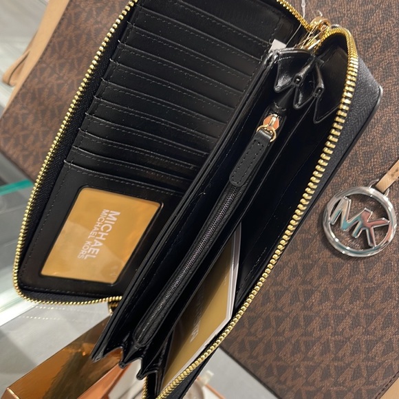 MICHAEL KORS Leather Continental Phone Holder Wristlet Wallet 
Black 
NWT - Picture 13 of 16